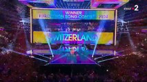 Eurovision - Regardez le moment où le gagnant suisse casse le trophée qu'il vient pourtant de recevoir seulement quelques minutes plus tôt - VIDEO