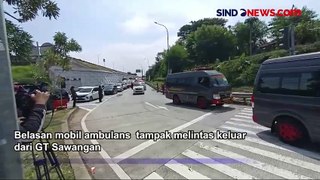 Momen Belasan Mobil Ambulans yang Bawa Korban Kecelakaan Subang Tiba di Depok