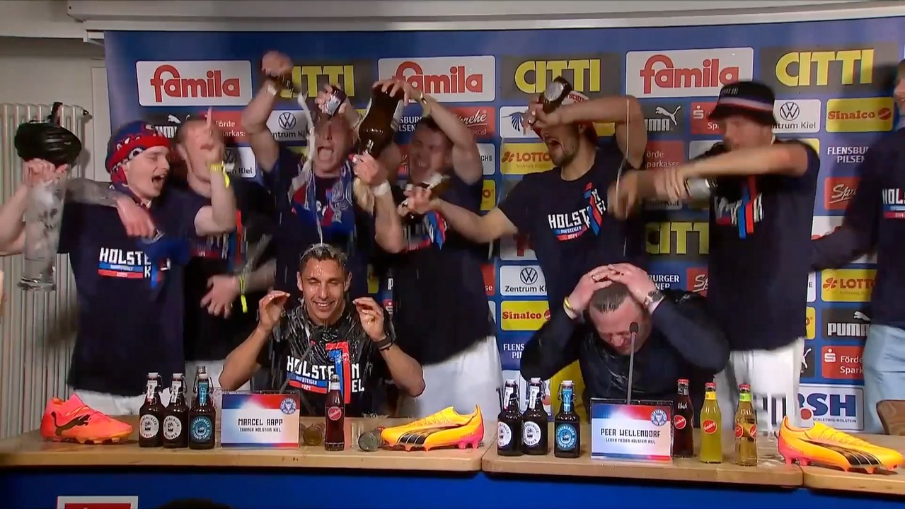 Bierdusche für Rapp: Kieler Mannschaft stürmt die Pressekonferenz