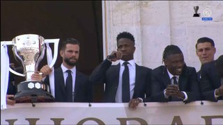 Los jugadores del Real Madrid saludan a los aficionados en el balcón de la Comunidad de Madrid