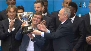 Intercambio de regalos entre José Luis Martínez-Almeida, Florentino Pérez y Nacho Fernández en la celebración de la 36ª Liga