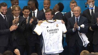 Nacho Fernández regala a Martínez-Almeida la camiseta del Real Madrid