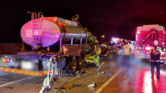 익산장수고속도로 트럭 등 3중 추돌...1명 사망 / YTN