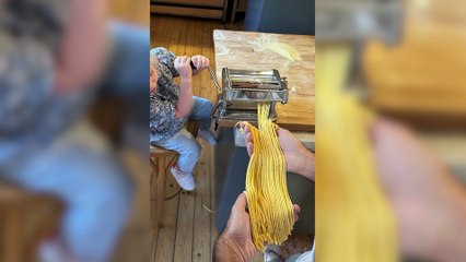 Chiara Ferragni aprende a hacer masa de pizza con sus hijos