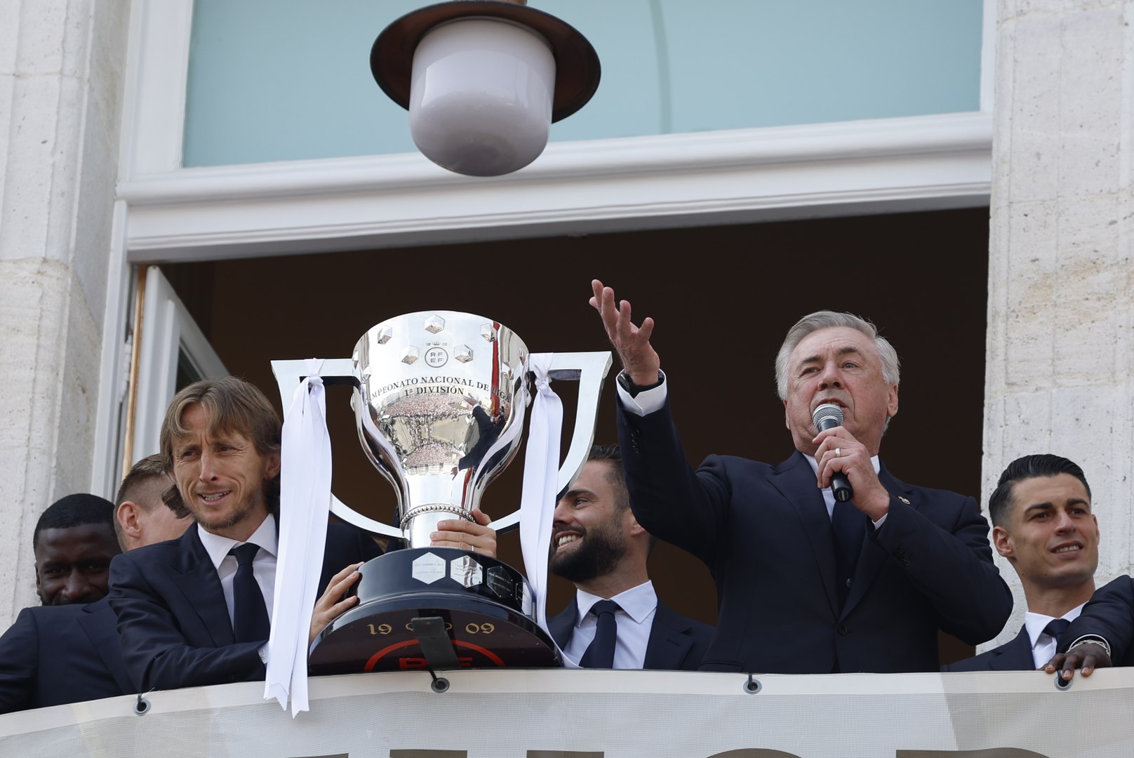 El Real Madrid celebra el ttulo de Liga con la aficin