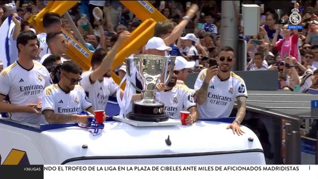 Espectacular entrada del autobús del Real Madrid en la plaza de Cibeles en la fiesta por la 36ª Liga