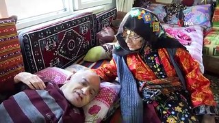 93 yaşındaki anne 60 yıldır engelli çocuklarına gözü gibi bakıyor
