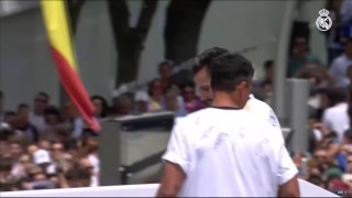 Nacho le pone la bufanda y la bandera del Real Madrid a la Diosa Cibeles