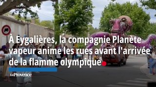 La compagnie Planète vapeur anime les rues d'Eygalières avant l'arrivée de la flamme olympique