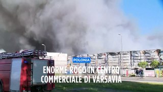 Polonia, enorme incendio a Varsavia in centro commerciale: cause del rogo da accertare