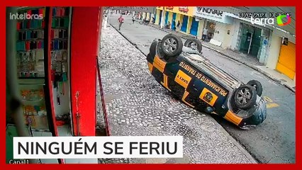 Viatura capota ao fazer manobra para perseguir carro em Maceió (AL)