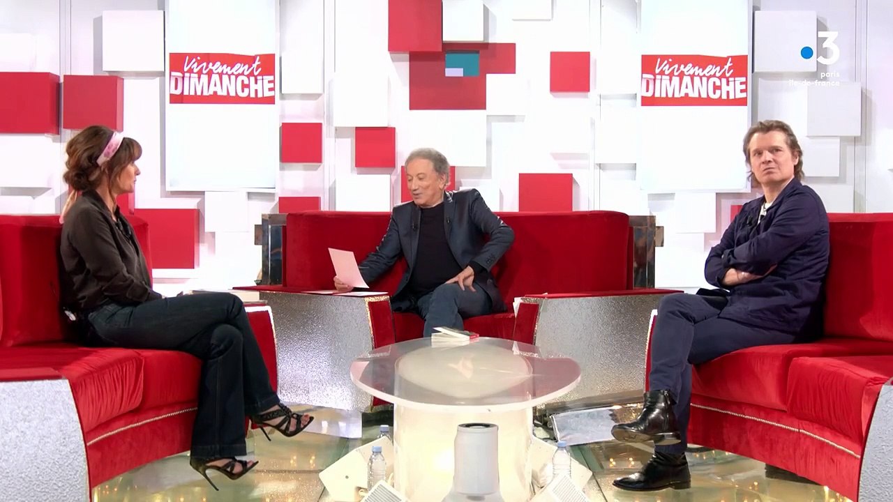 Faustine Bollaert a dévoilé une photo de son mariage avec Maxime Chattam sur le plateau de "Vivement dimanche" ce 12 mai 2024.