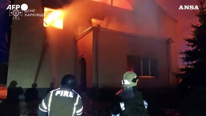 Скачать видео: Kharkiv, edifici in fiamme dopo l'attacco missilistico russo