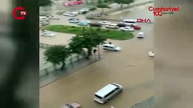 Adana'da sağanak ve fırtına: Ağaçlar devrildi, yollar suyla doldu