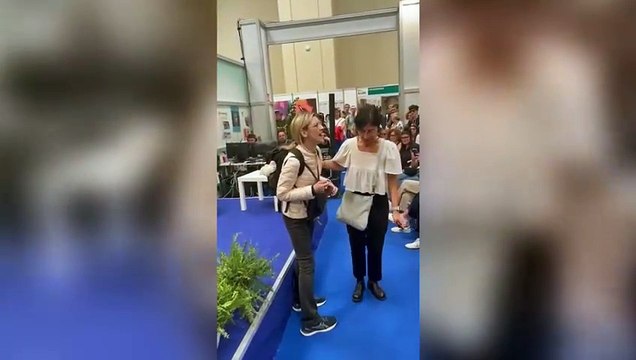 Elena Cecchettin al Salone del Libro interrotta da una donna: «Vade retro satana, le vostre sono ideologie assassine, il patriarcato è un santo in confronto a voi»