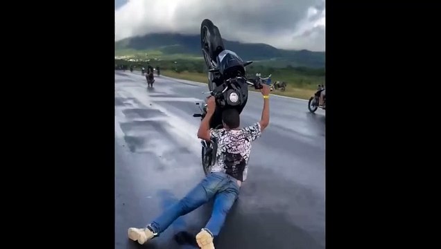 Ce motard doit souvent remplacer ses chaussures