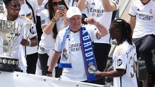 Le Real Madrid fête son titre, Ancelotti se déhanche avec Camavinga