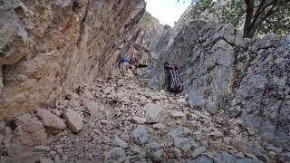 Il évite de peu le pire : chute de rochers en montagne