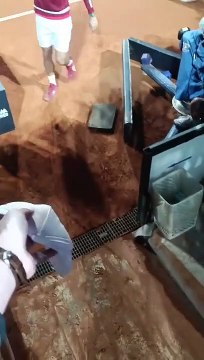 Novak Djokovic reçoit une bouteille sur la tête