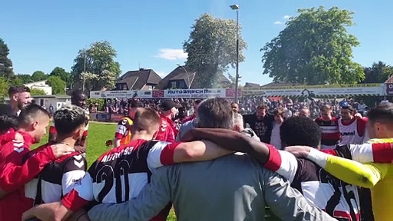 Das AFC-Meister-Trainerduo bekommt den 'Hut' überreicht!