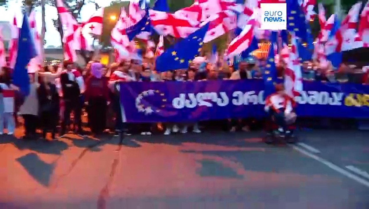 Milhares de pessoas na Geórgia assinalam o Dia da Europa com uma marcha contra a "lei russa"