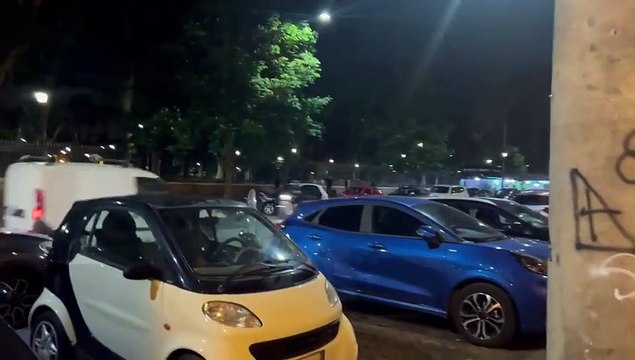 Piazza Vittorio a Roma, rissa fra due gruppi di persone anche a colpi di bottiglia e sgabelli