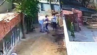 कलयुगी बेटे की करतूत:  घर के बाहर लोहे की राड से पिता की बेरहमी से पिटाई, सीसीटीवी में कैद हुई घटना... देखें वीडियो