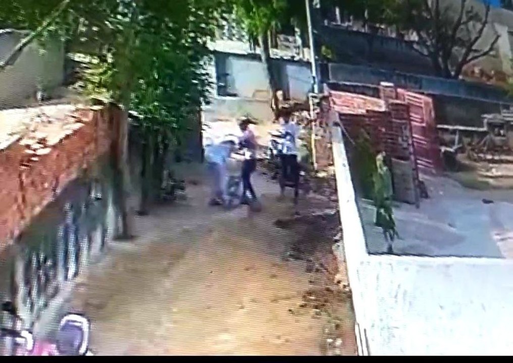 कलयुगी बेटे की करतूत:  घर के बाहर लोहे की राड स...