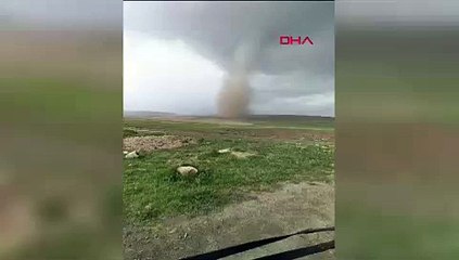 Bir ilimizi vuran dev hortum kamerada; yıkıp geçti