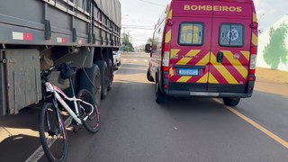 Ciclista fica ferido após colidir contra caminhão estacionado no bairro Guarujá