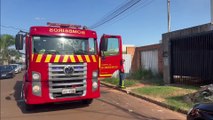 Equipe do Corpo de Bombeiros combate incêndio em vegetação no Bairro Esmeralda