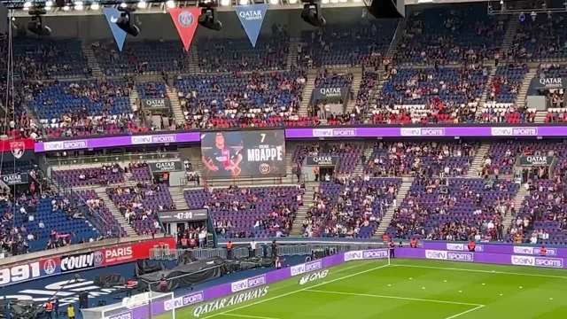 El extraño recibimiento a Mbappé del Parque de los Príncipes: de los abucheos a una pancarta