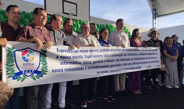 Orçada em R$ 4,6 milhões, João Azevêdo e Bal Lins entregam reforma de escola em São José de Piranhas