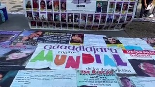 El Colectivo Luz de Esperanza pegó cinco mil cédulas de personas desaparecidas frente al Palacio de Gobierno