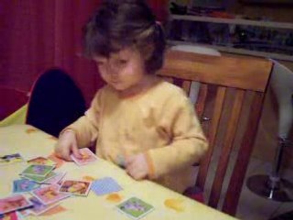 Morgane joue aux cartes memory