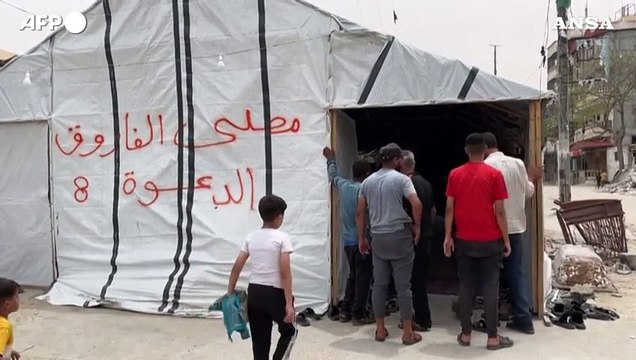 Gaza, Rafah: le preghiere del venerdi' presso la moschea distrutta