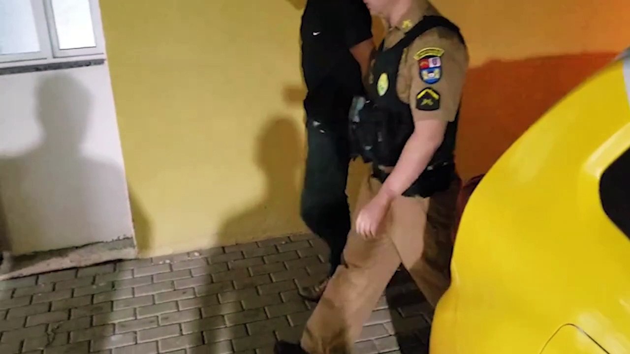 Jovem denuncia o namorado após ter sido agredida com soco no olho