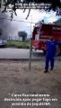 Carro fica totalmente destruído após pegar fogo em avenida de Jequié/BA