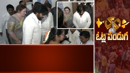 Pawan Kalyan Anna Lezhneva Cast Vote In Mangalagiri పోలింగ్ వద్ద పవన్ హడావిడి | Oneindia Telugu