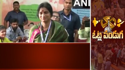 Vote వేయడానికి వచ్చిన Hyderabad BJP MP Candidate Madhavi Latha | Oneindia Telugu