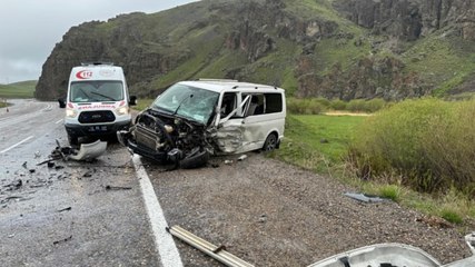 Скачать видео: Ağrı'da feci kaza: 1'i çocuk 2 kişi hayatını kaybetti