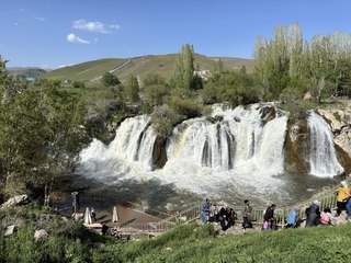 Bahar geldi Muradiye Şelalesi coştu!