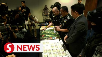 Télécharger la video: Fake passport syndicate busted, two nabbed in Kajang