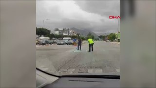 Trafik polisi yoldaki cam kırıklarını temizledi