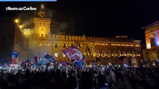 Il Bologna in Champions, la festa con i giocatori in piazza Maggiore