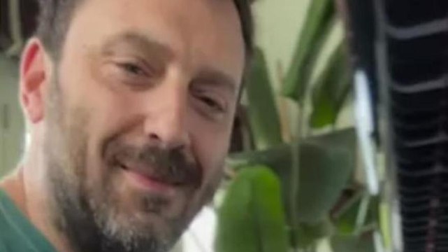 Video Bologna, Cesare Cremonini suona l'inno della Champions al pianoforte