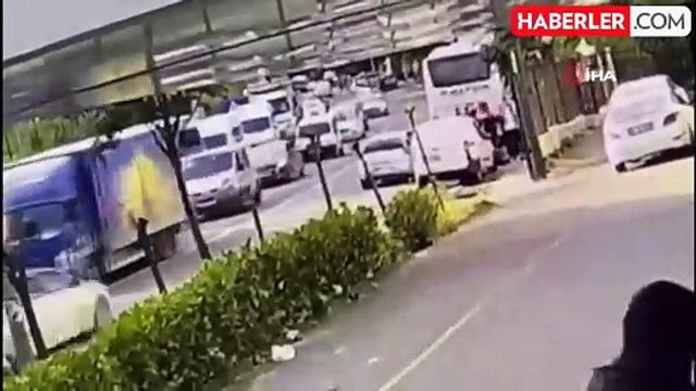 İstanbul'da polise direnen şüphelilerle arbede kamerada: Asker kaçakları polise saldırdı