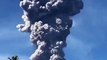 إندونيسيا: ثوران بركان جبل إيبو مطلقاً رماداً بارتفاع 5 كم