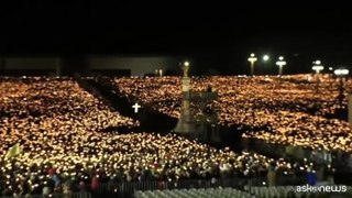 Folla in preghiera per il pellegrinaggio al Santuario di Fatima
