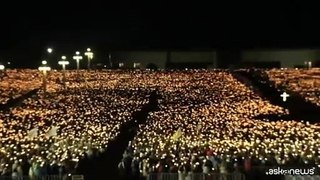 Folla in preghiera per il pellegrinaggio al Santuario di Fatima